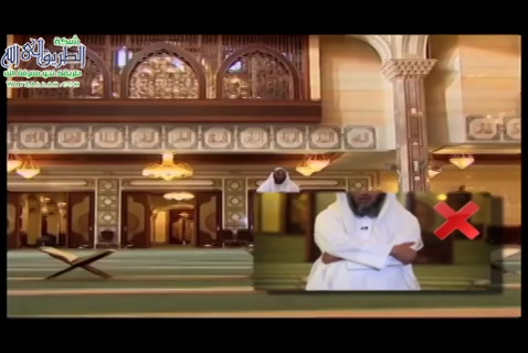 وضع اليدين في الصلاة يضع كف اليد اليمنى على كف اليد اليسرى والرسغ والساعد - أركان الصلاة