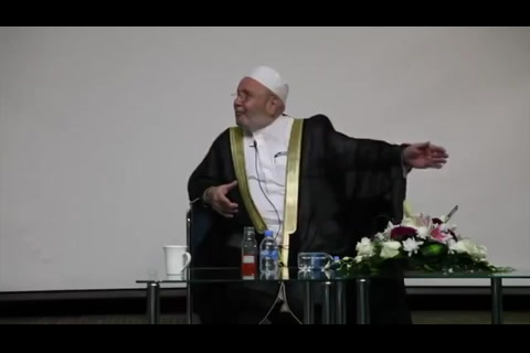 يرد على أسئلة الحضور‬